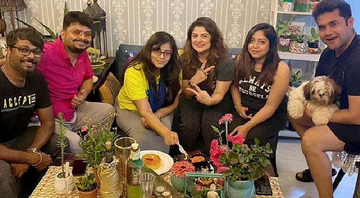 নয়া প্রেমিকের ভাই ও বন্ধুদের সঙ্গে শ্রাবন্তী
