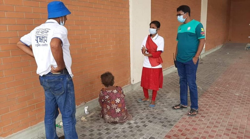 ত্রিশালে মানসিক ভারসাম্যহীন নারীর পাশে দাঁড়ালেন ওসি