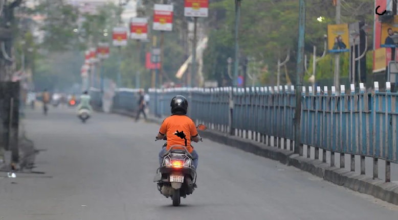 রাস্তায় টাকাভর্তি ব্যাগ পেলেন ডেলিভারি বয়