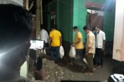 রাতের আঁধারে দুস্থ মানুষকে বিশেষ উপহার পৌঁছে দিলেন কুড়িগ্রাম পৌর মেয়র