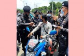 নামসর্বস্ব পত্রিকার স্টিকার লাগিয়ে যাত্রী বহন, আটক ৩