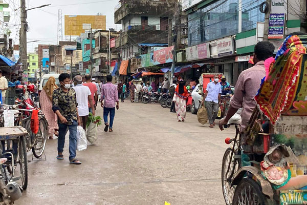 নেত্রকোনা শহরে অবাধে ঘুরছে মানুষ