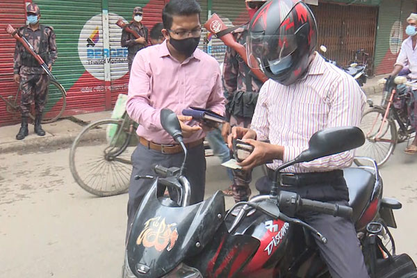 বরিশাল নগরীতে মানুষের চলাচল বেড়েছে
