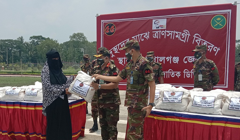 গোপালগঞ্জে সেনাবাহিনীর মেডিকেল ক্যাম্পেইন ও ত্রাণ বিতরণ