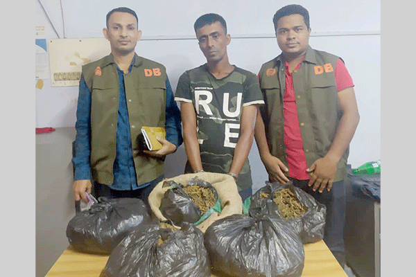 পাঁচ কেজি গাঁজাসহ বিশ্বনাথ থানার পরিচ্ছন্নতা কর্মী গ্রেফতার
