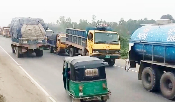লকডাউনের মধ্যেও ঢাকা-বঙ্গবন্ধু সেতু মহাসড়কে ১৫ কিলোমিটার যানজট