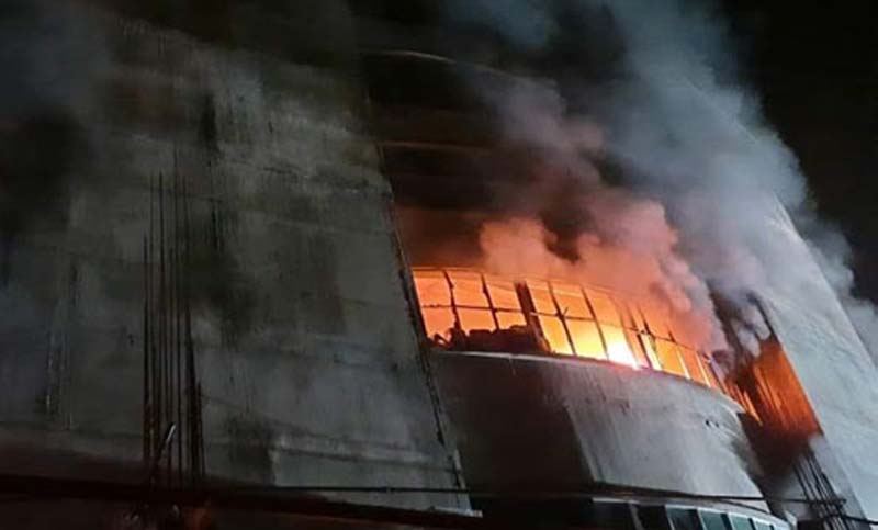 ৩১ ঘণ্টা পর নিয়ন্ত্রণে এলো রূপগঞ্জের কারখানার আগুন