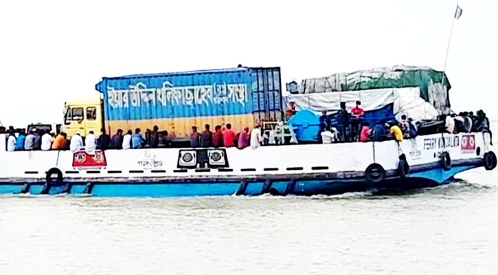 নিষেধ শর্তেও ফেরিতে যাত্রী ও যাত্রীবাহী গাড়ি পারাপার
