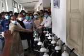 মোরেলগঞ্জ হাসপাতালে করোনা সুরক্ষা সামগ্রী প্রদান করলেন এমপি মিলন
