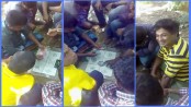দিনেদুপুরে জুয়া খেলার ভিডিও করাই কাল হলো বৃদ্ধার