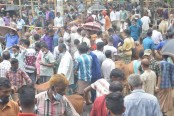 লকডাউন উপেক্ষা করে বসেছে পশুর হাট