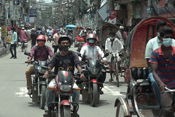 বরিশালে রাস্তাঘাটে বাড়ছে মানুষ, ১৫ ব্যক্তি ও প্রতিষ্ঠানকে জরিমানা