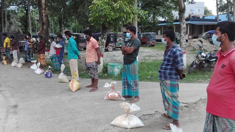 গোপালপুরে অটোরিকশা চালকদের খাদ্য সহায়তা