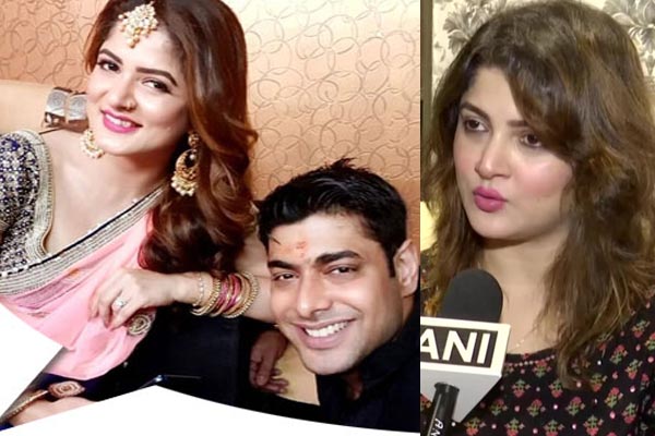 রোশানকে ছেড়ে যাওয়ার কারণ জানাতে আদালতে সময় চাইলেন শ্রাবন্তী