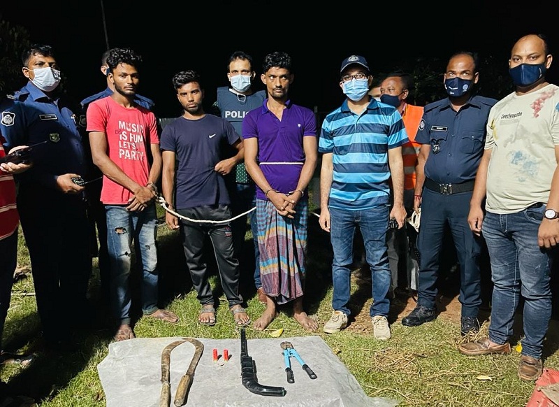 কুমিল্লায় দেশীয় অস্ত্রসহ ৩ ডাকাত গ্রেফতার