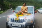 গাড়ির উপরে বসে বিয়ের আসরে যাওয়ার পথে গ্রেফতার কনে! (ভিডিও)