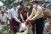 সুনামগঞ্জের কর্মহীনদের মাঝে সেনাবাহিনীর ত্রাণ বিতরণ