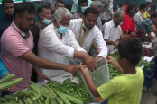 ৩ শতাধিক হতদরিদ্রকে সবজি বিতরণ করল কুড়িগ্রাম জেলা ছাত্রলীগ