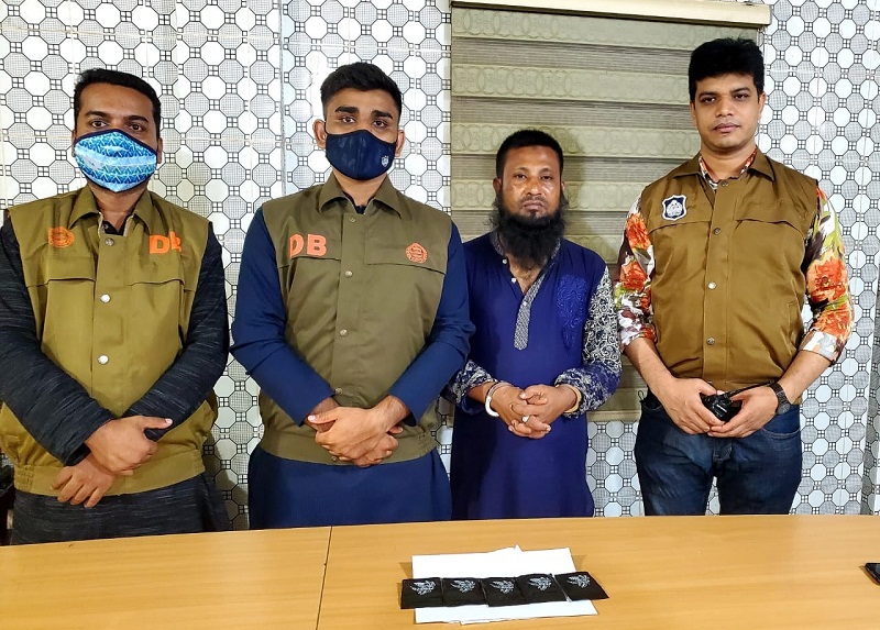 মিল্লায় হোটেলে বসে ইয়াবা বিক্রির অভিযোগে আটক ১
