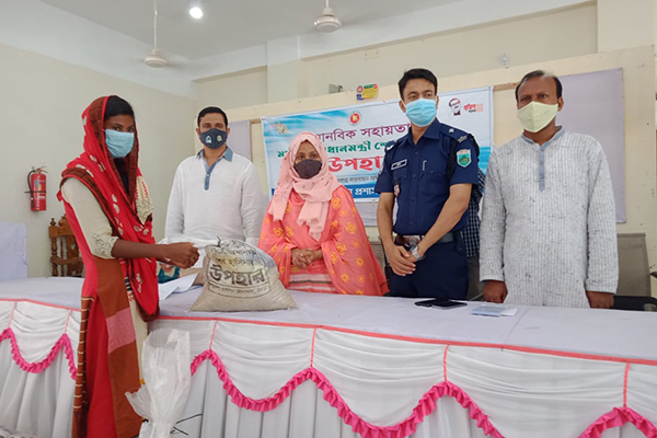 সোনাতলায় প্রধানমন্ত্রীর উপহার সামগ্রী বিতরণ