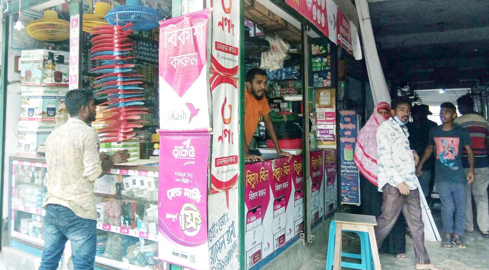 মাত্র কয়েক সেকেন্ডেই দোকান থেকে উধাও ২ লাখ টাকা!