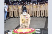 জাতীয় শোক দিবসে বঙ্গবন্ধুর প্রতিকৃতিতে আইজিপির শ্রদ্ধা
