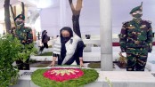 শোক দিবসে বঙ্গবন্ধুর প্রতিকৃতিতে প্রধানমন্ত্রীর শ্রদ্ধা
