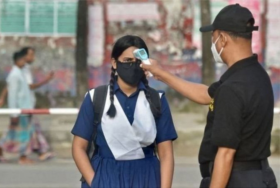 করোনা মহামারির মধ্যে আজ যেভাবে নেওয়া হবে এসএসসি পরীক্ষা
