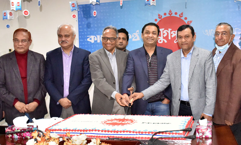 কেক কেটে কালের কণ্ঠের যুগপূর্তি উদযাপনের সূচনা
