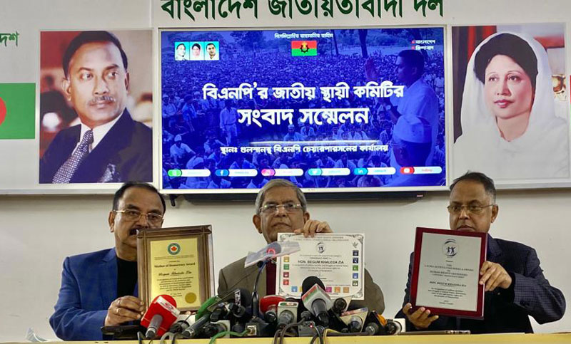 খালেদা জিয়াকে ‘মাদার অব ডেমোক্রেসি’ সম্মাননা দিল সিএইচআরআইও
