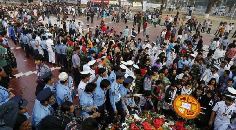 শহীদ মিনারে শ্রদ্ধা জানাতে সাধারণ মানুষের ঢল