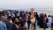 কক্সবাজার সৈকতে পর্যটকদের ভিড়
