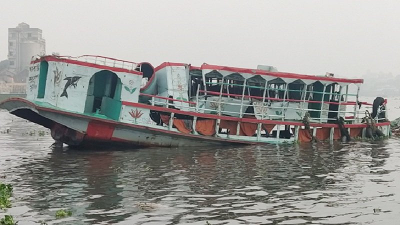 শীতলক্ষ্যায় ডুবে যাওয়া লঞ্চ উদ্ধার