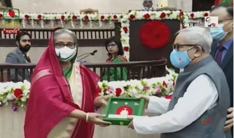 স্বাধীনতা পদক দিলেন প্রধানমন্ত্রী

