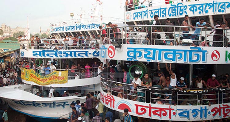 পদ্মায় বিলাসবহুল লঞ্চের সারি
