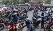 মোটরসাইকেল নিয়ে বিব্রত পুলিশ