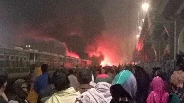 তেজগাঁওয়ে ট্রেনে আগুন, ৪ মরদেহ উদ্ধার
