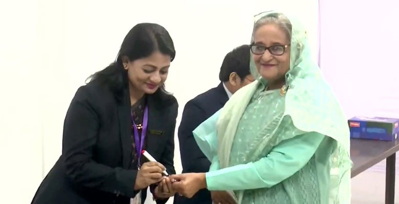 ঢাকা সিটি কলেজ কেন্দ্রে ভোট দিলেন প্রধানমন্ত্রী
